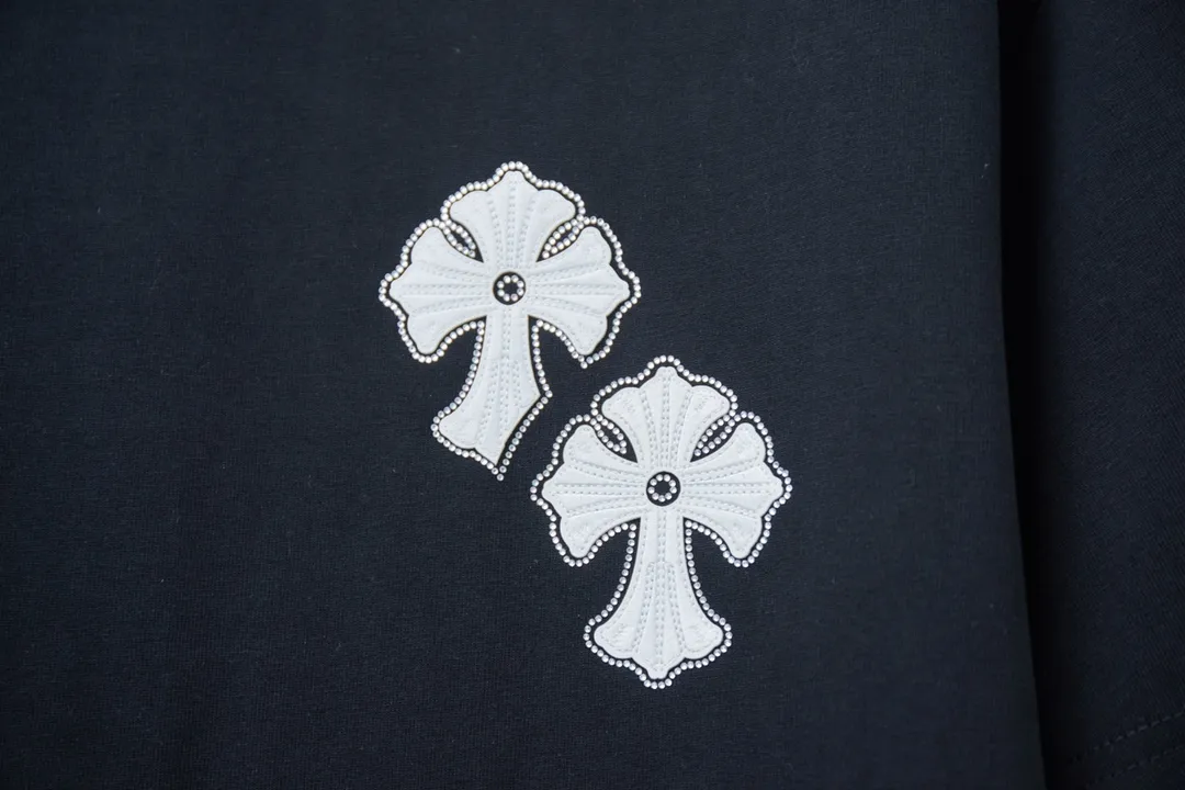 🅿️240 Ch*ome Hearte 25SS early spring new style Crow heart embroidered rhinestone short sleeves Light luxury essential item for daily commuting for men and women Correct version Welcome to compare Detailed features · 320g 100% pure cotton double yarn jersey fabric · Custom dyed in the same vat with special bold 32-count double-ply 1X1 thread · Imported Australian matte pearlescent diamonds ➕ Three-dimensional sequin embroidered Crow heart ➕ Thick version of letter logo · Double-needle stitching across seams · Original main mark, washed tag, branded moisture-proof paper packaging Color: black/white/rose red/blue Size: S/M/L/XL